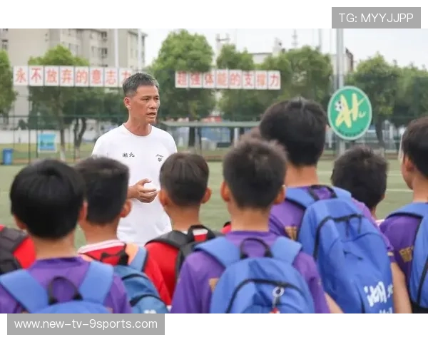 足球俱乐部在青训体系中加强师资队伍建设提升训练质量与稳定性